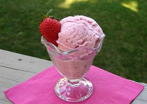 -strawberryicecream.jpg-1417690882.jpeg